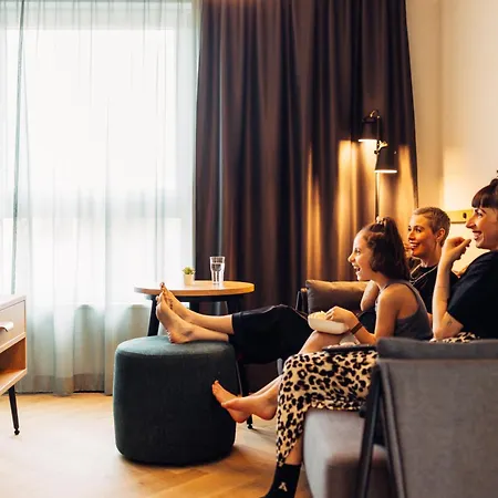 מלון Harry's & *